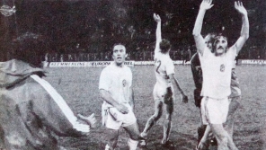 Semifinále ME 1976 s Holandskem (vlevo) a radost po vítězném finále s Němci (vpravo); z knihy Sólo pro Panenku.  Zdroj: Archiv pamětníka