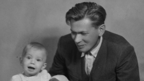 Kateřina s otcem Josefem Smrkovským (28. 8. 1948). Zdroj: archiv pamětnice