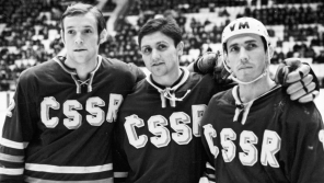 Richard Farda (uprostřed) na Mezinárodním hokejovém turnaji v Moskvě v prosinci 1969 v nejlepší útočné řadě s Jiřím Kochtou (vlevo) a Josefem Černým. Foto:  ČTK/Havelka Zdeněk