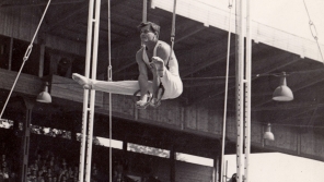 Při cvičení na kruzích, na nichž získal na olympiádě v Londýně 1948 bronzovou medaili. zdroj: archiv Zdeňka Růžičky