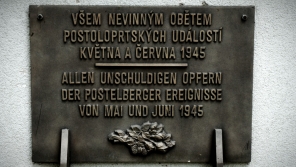 Pamětní deska na postoloprtském hřbitově připomínající oběti poválečných masakrů byla odhalena v roce 2010.