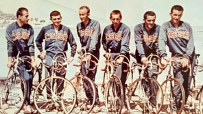 Josef Wolf (první zprava) v družstvu československých cyklistů na závodě Tour de l'Avenir (Závod budoucnosti) v roce 1964, který byl méně náročnou variantou Tour de France pro cyklisty bez profesionální licence. Foto: Paměť národa