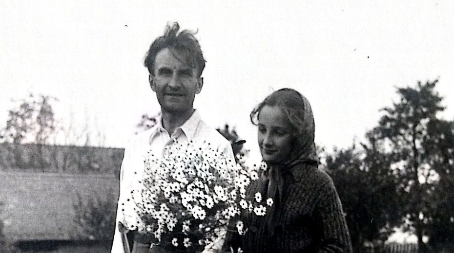  Eliška Dusilová s otcem Josefem Bartoňem při žních u příbuzných, před začátkem války. Zdroj: archiv pamětnice