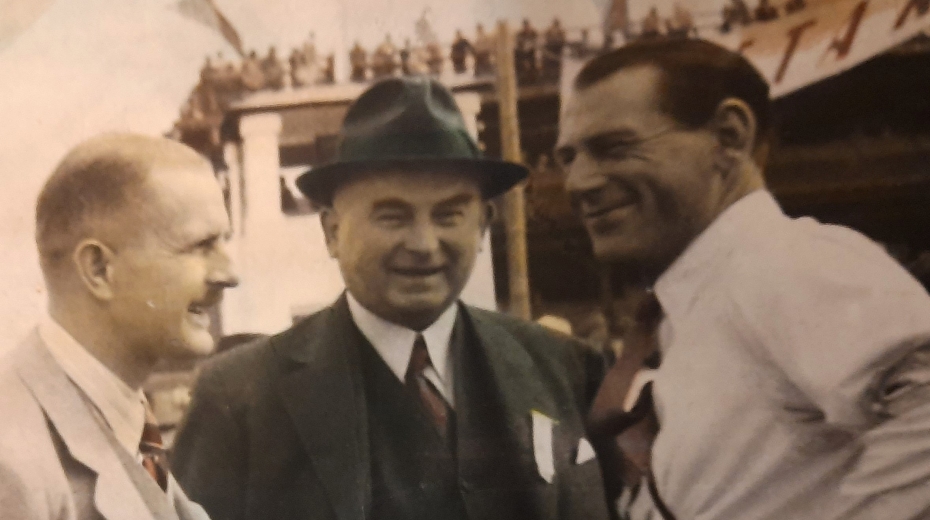 František Karel Janeček (vlevo), František Janeček (uprostřed) a anglický závodník George William Patchett (vpravo), 30. léta 20. století. Zdroj: archiv Soni Klímové-Janečkové
