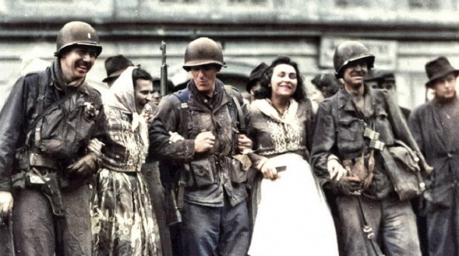 Američtí vojáci s místními dívkami v Domažlicích, které osvobodilli 5. května 1945.