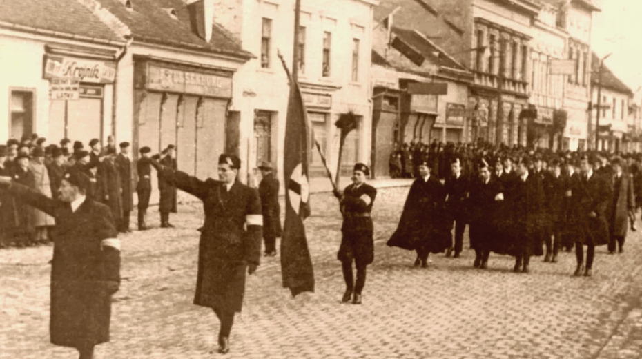 Pochod Hlinkovy gardy v Topoľčanech v době Slovenského štátu. Zdroj: Tribečské múzeum v Topoľčanoch