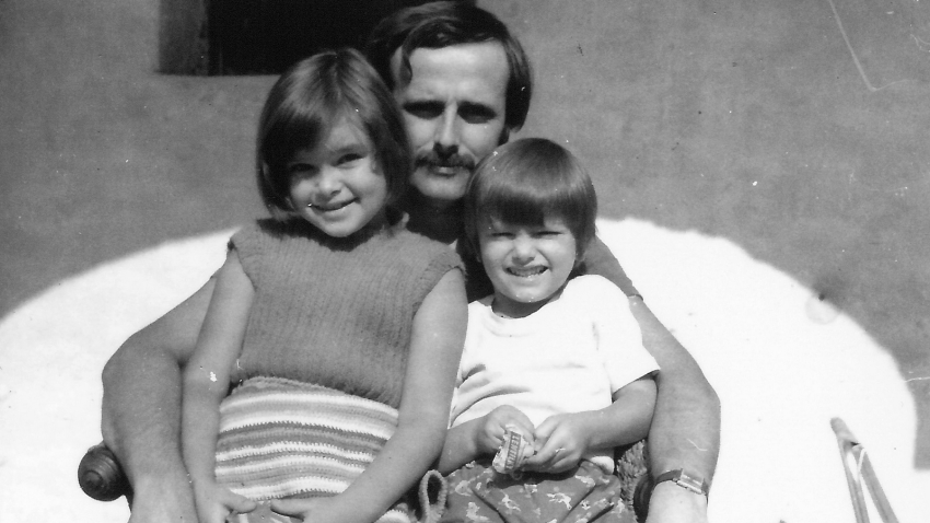 Se svými potomky Lenkou a Honzou u pradědečka v Kněžpoli, 1973. Zdroj: archiv pamětníka