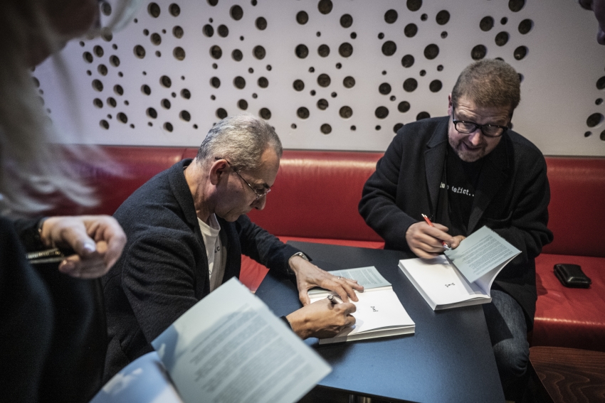 Jan Dobrovský s Jindřichem Šídlem při závěrečné autogramiádě, La Fabrika, 7. listopadu 2023. Foto: Karel Cudlín