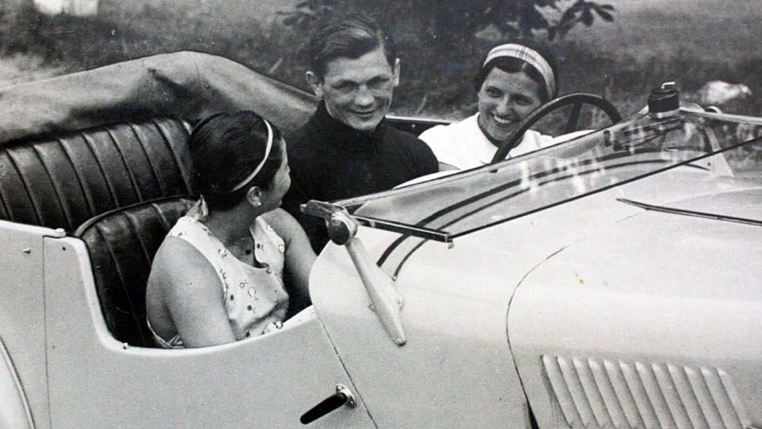 Vilda Jakš za volantem s Elou Slavíkovou a neznámou dívkou, 1935. Zdroj: archiv paní Bucové