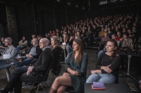Publikum na živém natáčení podcastu Dobrovský & Šídlo v La Fabrice, 7. listopad 2023. Zdroj: Karel Cudlín