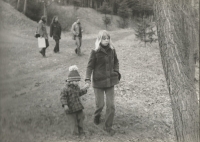 Manželka Ludmila se synem Tomášem na výstavě na Šibeníku v Uničově asi v roce 1982. Foto: Petr Fráňa