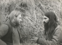 Miroslav Sedlář (left) with Miroslav Kubka at the exhibition in Šibeník in Uničov around 1982. Photo by Petr Fráňa