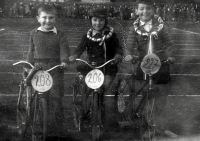 The first won race (Jan Hlach completely on the right). The photo was in many shop windows in Písek; it vanished from shop windows during the trial with his parents. 