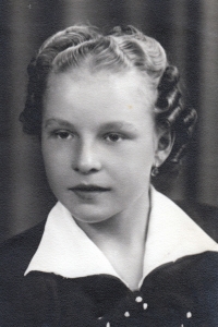 Alena Ševčíková, maturitní fotografie, 1953