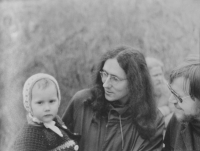 Exhibition of independent artists in Uničov in 1982, Vít Pelikán with his son and Miroslav Schneider