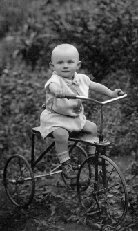 Jan na dětské tříkolce, přelom 20. a 30. let