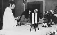 At the wedding of Oldřich Kučera in Hnojice, from the left the priest Pavel Uhřík, the couple Hanka and Vít Pelikán as witnesses