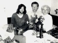 1984, Havlíčkův Brod / padesátiny Marie Hrabalíkové (zleva Petr Hrabalik, Zdeněk Hrabalík, oslavenkyně Marie Hrabalíková / archiv P. Hrabalik)