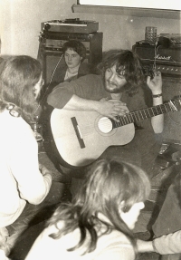 Havlíčkův Brod / Hraboš (and Martha in the back) after the Krečove Žily concert in Havl. Brod at Baracek. Underground event "Under the Watchtower", December 1984. Photo probably Josef "Pepino" Frič