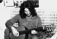 Summer 1984 / Hraboš with his guitar / Photo: Zdeněk Hrabalík Snr.