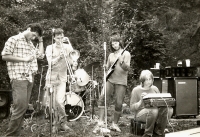 Září 1985, Havlíčkův Brod / underground fest, druhý lom Pod tou strážnou věží, Křečový Žíly (zleva Šéf, Bruno, Jouza, Hraboš, Žvatla / Foto?)