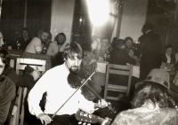 Sandro and Hraboš in Liberec, restaurant Plzeňka, event "Evening of Liberec bohemia", December 1985. Photo: probably Jiří "Bill" Pešek