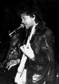 Našrot live at the festival "Punkeden" in Prague, October 1989, Hraboš, behind Martha, photo: Lubor Kučera