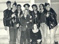 Říjen 1989, Praha Punkeden / Našrot s příznivci (nahoře zleva punker Sandál Hans, Martha se Soňou, Hraboš, Jouza a Špagát, dole Jouzova bejvalka / Foto: Š. Stejskal)