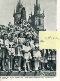 Eva Tůmová at the ceremonial welcome of soldiers on the Old Town Square, May 17, 1945