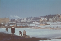 Místo dětských hrátek u Fialky v Říčanech, v pozadí vlevo Bartošův parní mlýn (foceno na tehdy vzácný barevný film), 1942