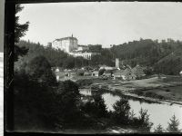 Hrad Český Šternberk na snímku od českého fotografa Františka Krátkého, jehož archiv Josef Čáslava zachránil