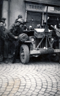 Američtí vojáci ve Spáleném Poříčí, květen 1945