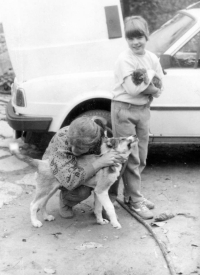 Pamětnice s dcerou na návštěvě vlasti, 90. léta 20. stol.