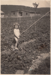 Marta Zděnková a v pozadí vojenské ubikace, Brunšov, 1946