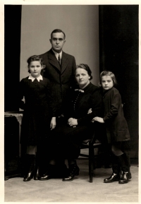 Rodinné foto - zleva dcera Stanislava, otec František, matka Štěpánka, dcera Marie, rok 1935