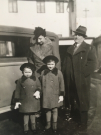 Barton family - Kětoslava girl on the left, World War II