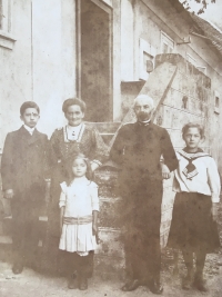 Grandparents Podzimek with children - from left Rudolf, in the middle Adéla (married name Bartoňová) and Marie