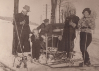 Olga Vetešníková with parents and their friends; the father is next to the car and the mother is at right, 1937