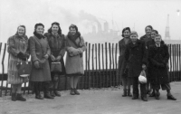 Výlet do Southamptonu a Winchestru, v pozadí transoceánská loď Queen Mary, leden 1947