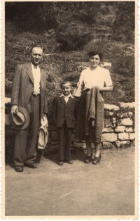 Na návštěvě u tety Vlasty Vojtové roz. Hrdé a strýce Vojty, Poděbrady, 16. 8. 1951