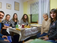 Jana Stehlíková and the students of Jihlava grammar school during the filming of the witness's story