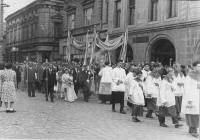 The procession of the Corpus Christi in Hradiště in the mid-1950s, from the left: the highest mayor Petr Hrobař, Jan Gogola, on the left the director of the grammar school František Minařík, in front František Konvalinka, next to him doc. Ludvík Prášil and the sexton Ladislav Kaška