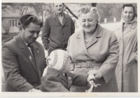 Vasil Kozlov a Anna Jefimovna Andrjušinová během návštěvy Hostěnic, 80. léta