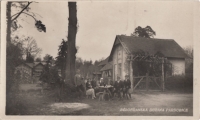 Dopisnice lesovny v Dubině od strýce Karla Krejčího (sedící úplně vpravo), děda Josef Krejčí stojící úplně vlevo, Pardubice-Dubina, 17. 4. 1931.