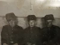 Jefstavij Oleksijovyč Adamčuk v sovětské armádě (uprostřed), rok 1956