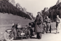 In the foreground the father Jindřich, 2nd from the left his wife Marie, on the right the sister Jindřiška on a motorbike trip to the High Tatras probably at the end of the 1940s, the picture shows them at a stop in Malá Fatra