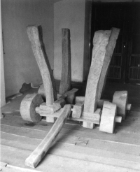 Installation by Magdaléna Jetelová, Gallery H, Kostelec nad Černými lesy, mid-1980s