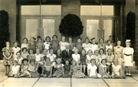 Fotografie třídy v tzv. Benešovce, pamětnice v zadní řadě třetí zleva v "šohajce", Mladá Boleslav, 1938