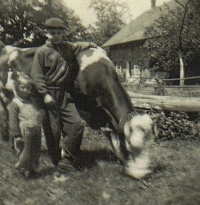 Josef Tejkl před domem č. p. 143, 1955