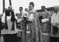 Mons. František Cinek with the skull of St. Vojtěch passing it on his way through the republic. Behind him Karel Závadský and to the left of Mons. Cinek probably C. Ludvík Armbrustr